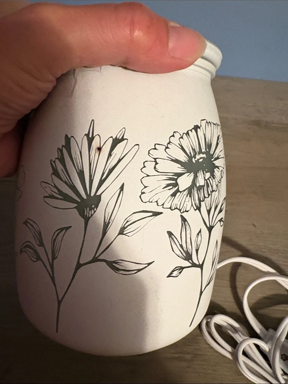 Scentsy White Ceramic Floral Electric wax Warmer
